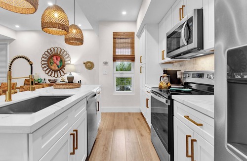 Nassau Condominio | A vibrant, colorful, tropical retreat condo, 2 min drive to the beach, pool