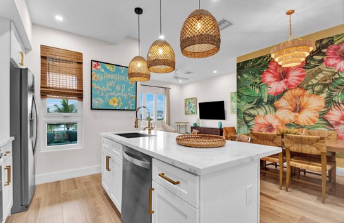 Nassau Condominio | A vibrant, colorful, tropical retreat condo, 2 min drive to the beach, pool