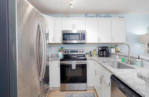 North Topsail Beach Apartamento | A Wave From It All- Luxe 1BR at Villa Capriani