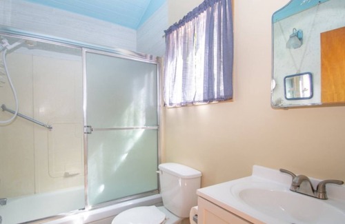 Huron-Kinloss Cabaña | A Wave From it All - Cozy Lake Huron Cottage: Sand Beach, Pet-Friendly, Wi-Fi