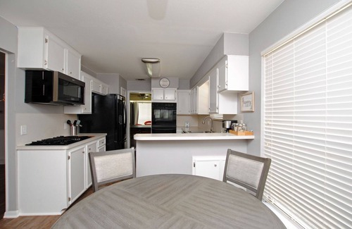 Memorial Parkway Casa | A welcoming 4 bedroom and 4.5 bathroom house with a private pool