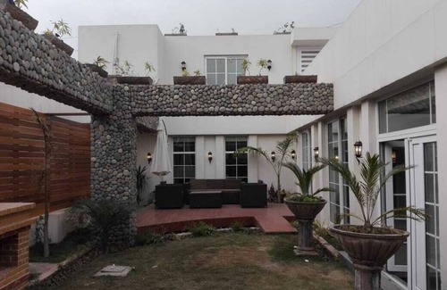 Islamabad Apartamento | A well groomed Roof-Top garden and a Jacuzzi just by your penthouse!