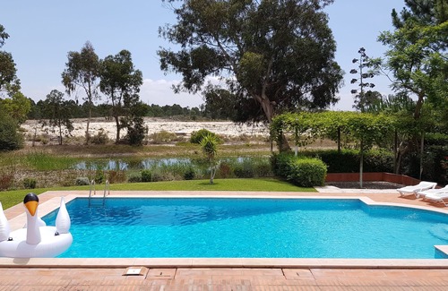 Carvalhal Villa | Una casa típica maravillosa, a 400 metros de la playa, con vistas a la duna de arena y al lago
