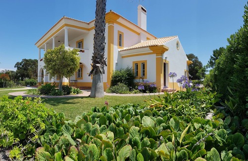 Carvalhal Villa | Una casa típica maravillosa, a 400 metros de la playa, con vistas a la duna de arena y al lago