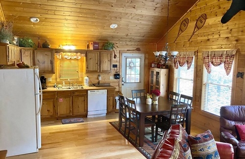 Gatlinburg - Pigeon Forge Cabina | La cabina aislada 2BR lleva la bañera de hidromasaje Valley compatible con 🐕🐈