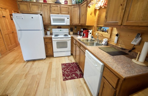 Gatlinburg - Pigeon Forge Cabina | La cabina aislada 2BR lleva la bañera de hidromasaje Valley compatible con 🐕🐈