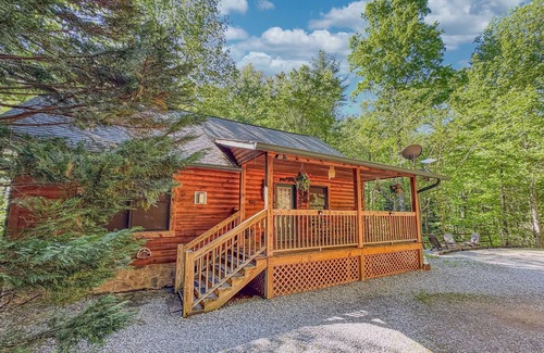 Gatlinburg - Pigeon Forge Cabina | La cabina aislada 2BR lleva la bañera de hidromasaje Valley compatible con 🐕🐈
