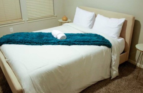 Lazybrook/Timbergrove Apartamento | A Zen Oasis apt w/ pool view in Heights near Downtown, NRG, Galleria, & Med Cntr
