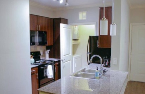Lazybrook/Timbergrove Apartamento | A Zen Oasis apt w/ pool view in Heights near Downtown, NRG, Galleria, & Med Cntr