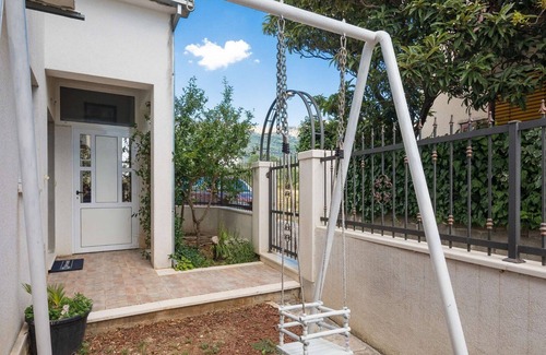 Kastela Apartamento | A1 apt con jardín, parque infantil, estacionamiento y desayuno