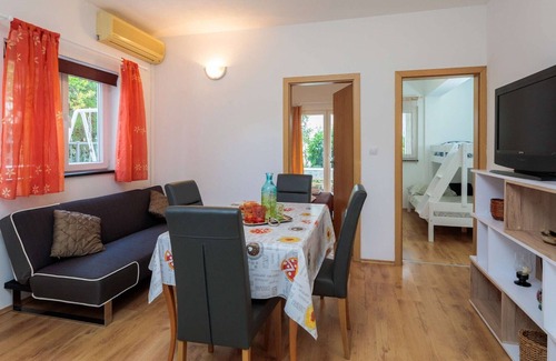 Kastela Apartamento | A1 apt con jardín, parque infantil, estacionamiento y desayuno