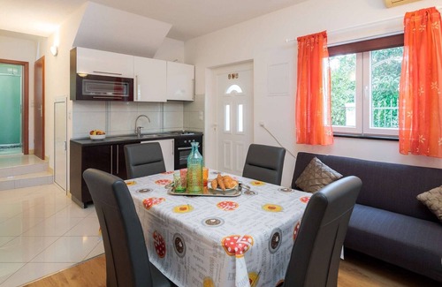 Kastela Apartamento | A1 apt con jardín, parque infantil, estacionamiento y desayuno