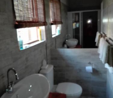 Wavecrest Cama Y Desayuno | A1 Kynaston Guest House bed and breakfast or self catering