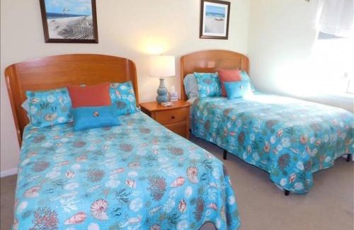 Demere Park Casa | A12 1 bedroom with 2 beds and great view of pool, upstairs, new floors, two full size beds