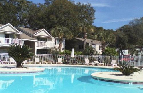 Demere Park Casa | A12 1 bedroom with 2 beds and great view of pool, upstairs, new floors, two full size beds