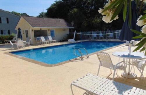 Demere Park Casa | A12 1 bedroom with 2 beds and great view of pool, upstairs, new floors, two full size beds