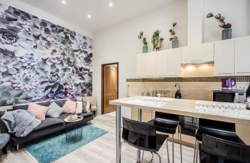 Palace District Apartamento | A9 Houseleek Astoria