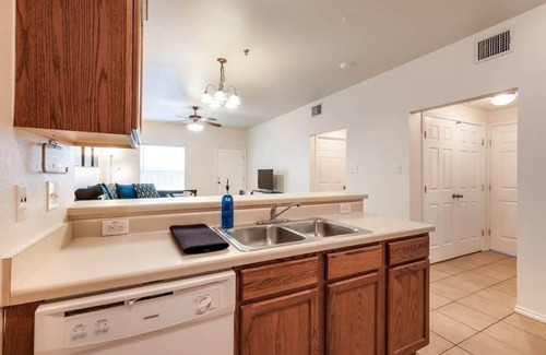 Medical Center District Condominio | AA2 10% OFF 2BR Apt Fast WiFi 4-mins to Medical Center Pet-friendly