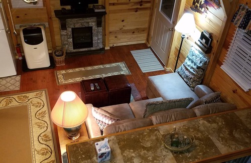 Spencer Cabina | AB-One bedrm, W / single loft-Cumberland Plateau Retreat (Tres noches + $ 100 de descuento).