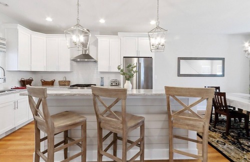Fontana-on-Geneva Lake Casa | Abandon View Escape in Fontana |New Townhome|Balconies |Stone Gas Fireplace |Walk to Beach