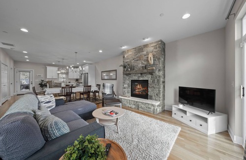 Fontana-on-Geneva Lake Casa | Abandon View Escape in Fontana |New Townhome|Balconies |Stone Gas Fireplace |Walk to Beach