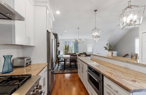 Fontana-on-Geneva Lake Casa | Abandon View Escape in Fontana |New Townhome|Balconies |Stone Gas Fireplace |Walk to Beach