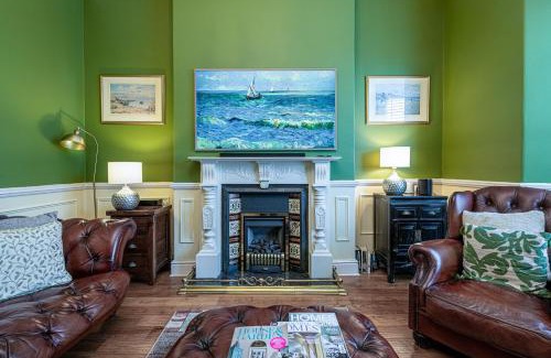 Llandudno Casa | Abbey Lodge, Llandudno - Period Townhouse, 5 bedrooms & bathrooms, with Hot Tub & Private Parking
