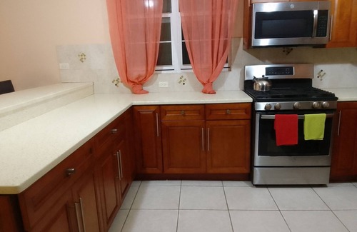 Road Town Apartamento | Abigail's Sunflower-Entire 2 bedroom Apartment