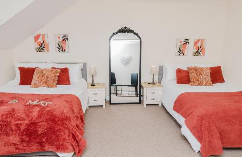 Northampton Villa | Abington Villa Sleeps 15 Games & Cinema Room