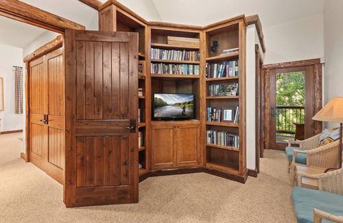 Warm Springs Casa | Abode at Silvertip | Sweeping Estate with 4 Cabins