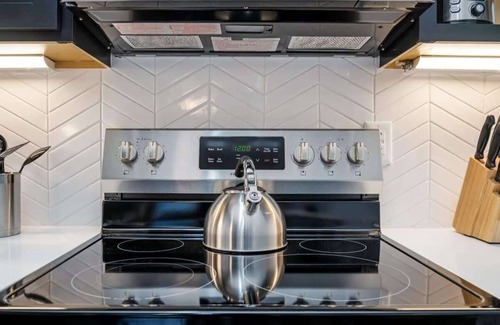 Salemtown Apartamento | Abode | Germantown | ADA 2BR, Gated, Free Parking!