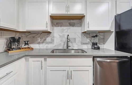 Salemtown Apartamento | Abode | Germantown | ADA 2BR, Gated, Free Parking!