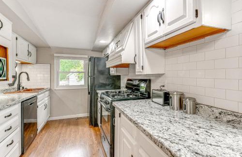 Lansing Apartamento | about 2 Mi to Downtown Bright Apt in Lansing!