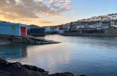 Mevagissey Apartamento | About Time Meva - stylish two-bedroom, dog-friendly home-from-home with parking and garden