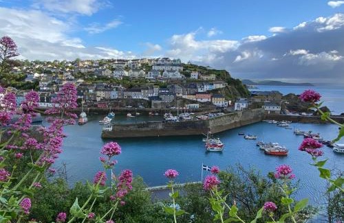 Mevagissey Apartamento | About Time Meva - stylish two-bedroom, dog-friendly home-from-home with parking and garden