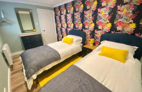 Mevagissey Apartamento | About Time Meva - stylish two-bedroom, dog-friendly home-from-home with parking and garden