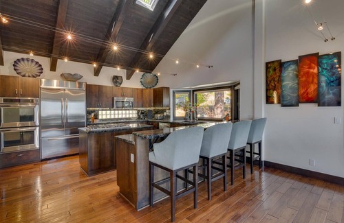 Incline Village Casa | Above and Beyond - Incline Village Lakeview: 4 BR / 8 BA cinco habitaciones en Incline Village, capacidad para 12