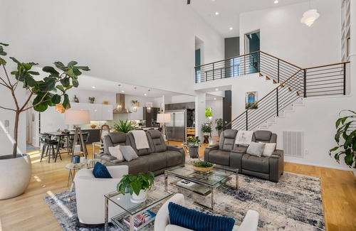 Oak Hill Casa | Above Nashville Contemporary I Pool&Spa | ModernI Pet FriendlyI Luxe Services