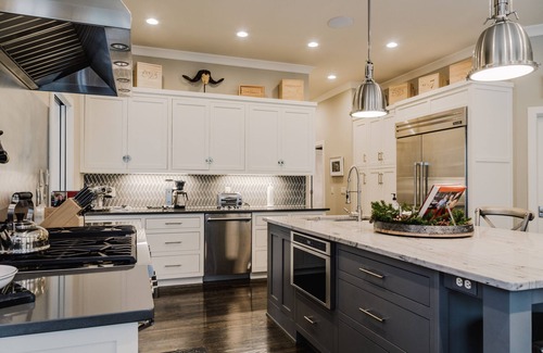 Oak Hill Casa | Above Nashville Ridgetop I Large Groups | 9MI Nashville| Media RoomI Services