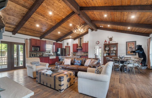 Charlotte Casa | Above Nashville Rustic Retreat Farm I 200 Acre Farm | Pool&Spa I Services