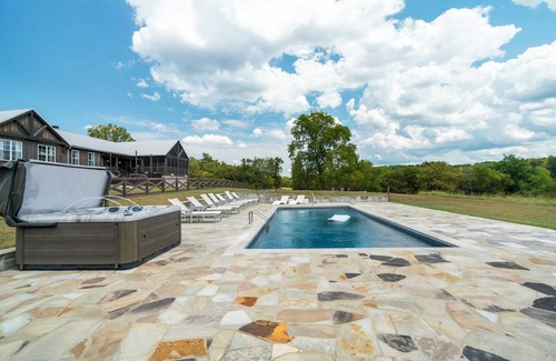 Charlotte Casa | Above Nashville Rustic Retreat Farm I 200 Acre Farm | Pool&Spa I Services
