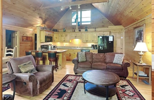 Black Bear Falls Cabina | ABOVE THE CLOUDS! 4 Bedroom in the Smokies!