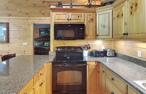 Black Bear Falls Cabina | ABOVE THE CLOUDS! 4 Bedroom in the Smokies!
