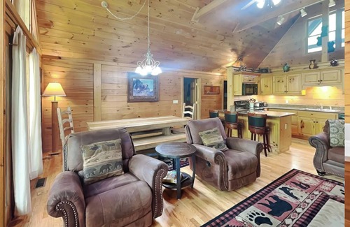 Black Bear Falls Cabina | ABOVE THE CLOUDS! 4 Bedroom in the Smokies!