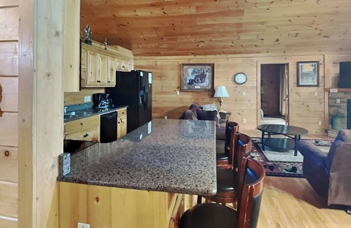 Black Bear Falls Cabina | ABOVE THE CLOUDS! 4 Bedroom in the Smokies!