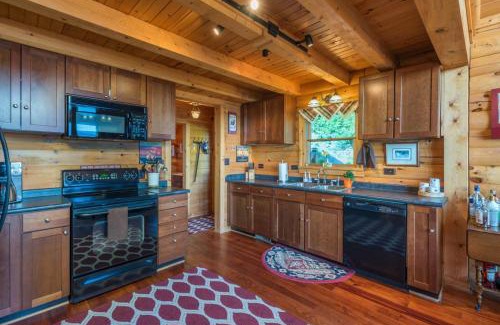 Old Fort Casa | Above the Clouds Log Cabin, Hot Tub & Views!