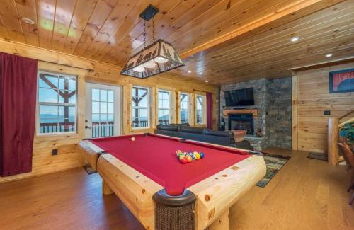 Old Fort Casa | Above the Clouds Log Cabin, Hot Tub & Views!