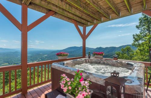 Old Fort Casa | Above the Clouds Log Cabin, Hot Tub & Views!
