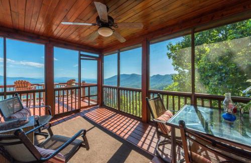 Old Fort Casa | Above the Clouds Log Cabin, Hot Tub & Views!