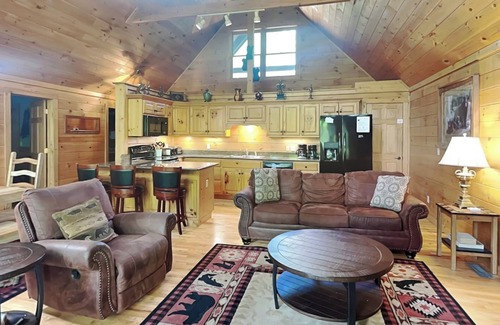 Black Bear Falls Cabina | Por encima de las nubes, 4 habitaciones, capacidad para 16, acceso a la piscina, privado, juegos de azar